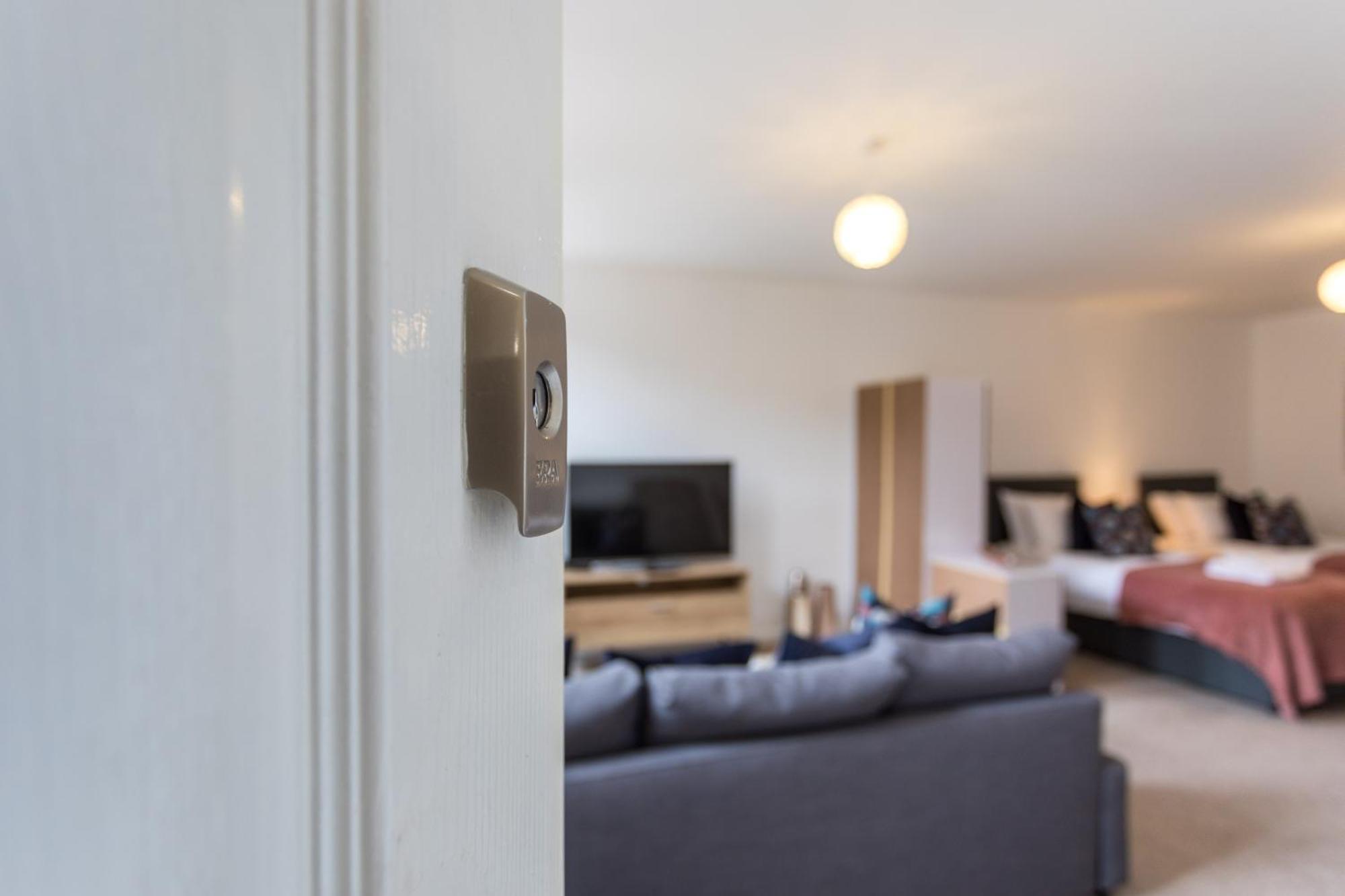 Flat 7- Spacious Studio Flat In The Heart Of Crawley Dış mekan fotoğraf