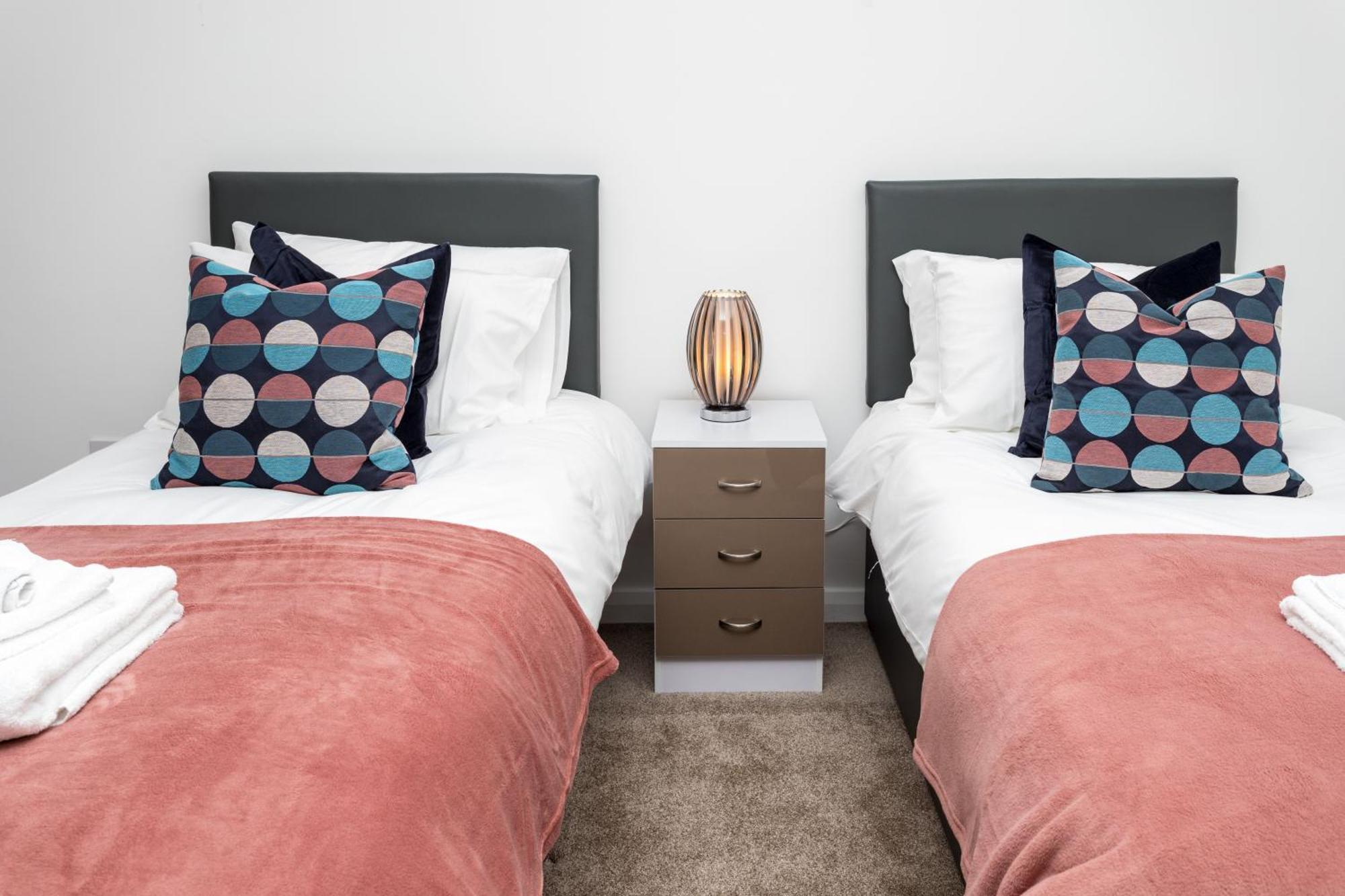 Flat 7- Spacious Studio Flat In The Heart Of Crawley Dış mekan fotoğraf